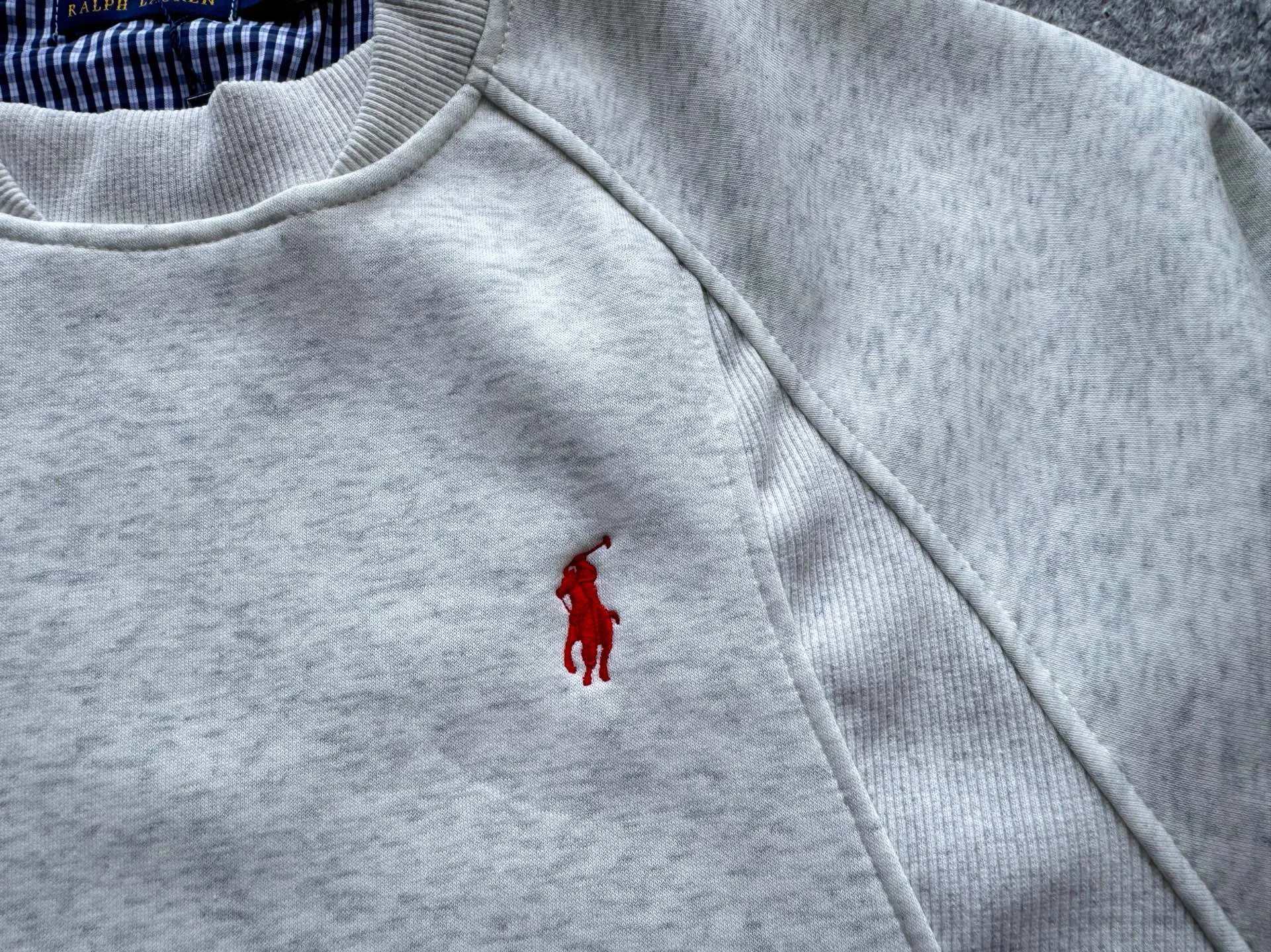 P220 Polo Ralph Lauren FW25 solid color embroidered logo sweatshirt. A sweatshirt is absolutely indispensable for the lazy feeling in autumn⛸️Ralph Luaren. The core is casual and relaxed, and the exterior is an American silhouette. It has a boyish laziness in place. It is unobtrusive but looks more timeless. 🕶️ The large drop shoulder version looks casual and fashionable. Wear it alone in spring and autumn or layer it in winter. It is completely a long-term sweatshirt in the wardrobe🫶🏻 Size Length Sleeve Length Bust M 63.5 80.5 130 L 65 82 134 XL 66.5 83.5 138